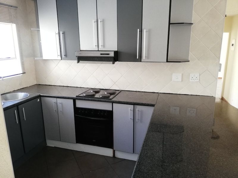 Spacious Ground Floor Unit in Secure Bolder View Complex - Photo 2