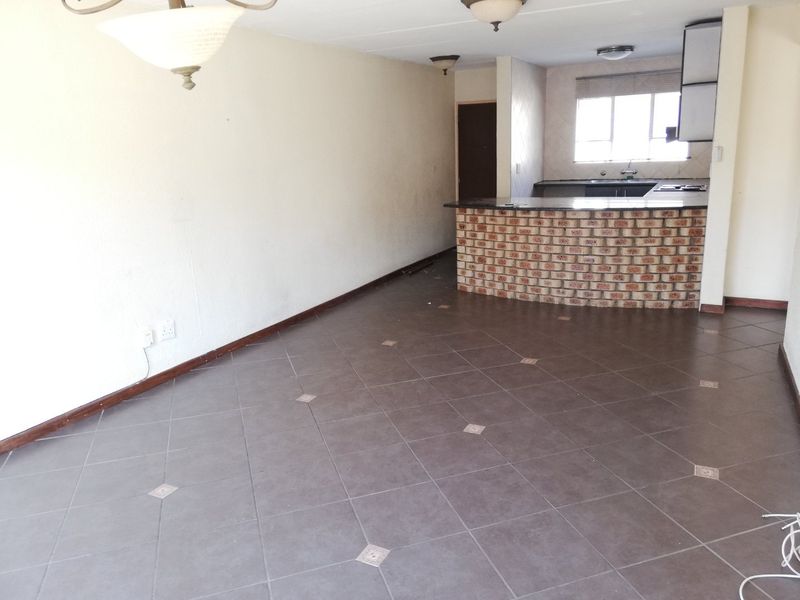 Spacious Ground Floor Unit in Secure Bolder View Complex - Photo 5