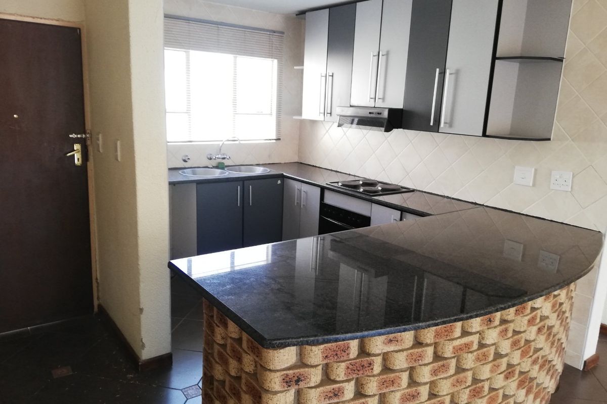 Spacious Ground Floor Unit in Secure Bolder View Complex - Photo 3