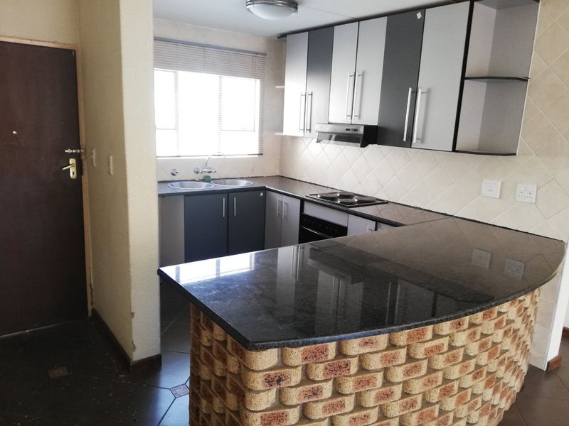 Spacious Ground Floor Unit in Secure Bolder View Complex - Photo 3