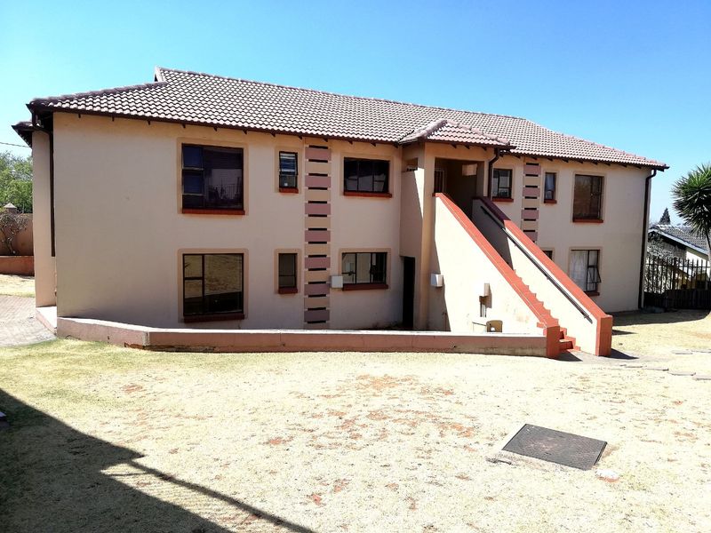 Spacious Ground Floor Unit in Secure Bolder View Complex - Photo 1