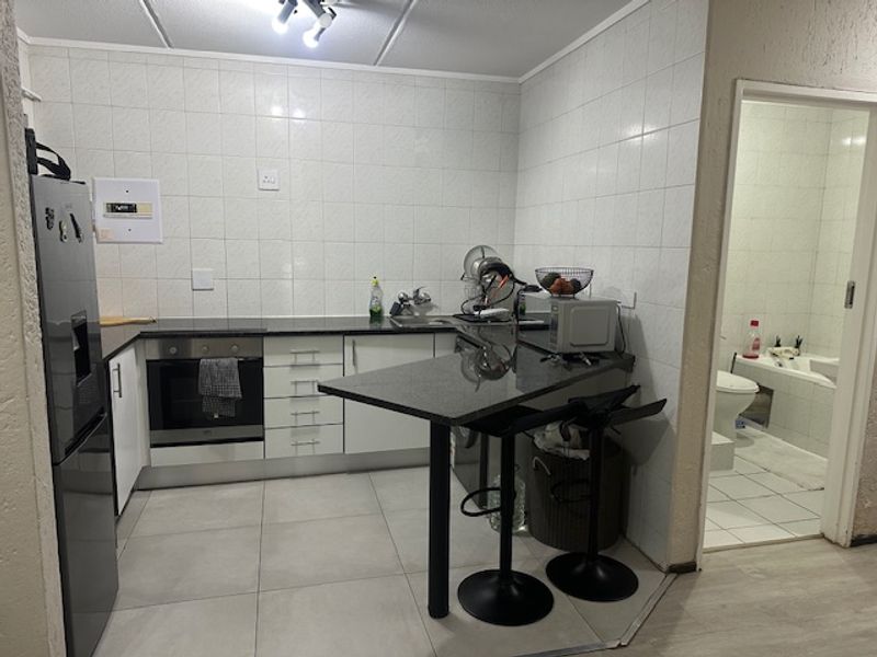 STYLISH ONE BED APARTMENT IN THE HEART OF MORNINGSIDE - Photo 9