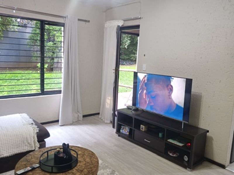 STYLISH ONE BED APARTMENT IN THE HEART OF MORNINGSIDE - Photo 4