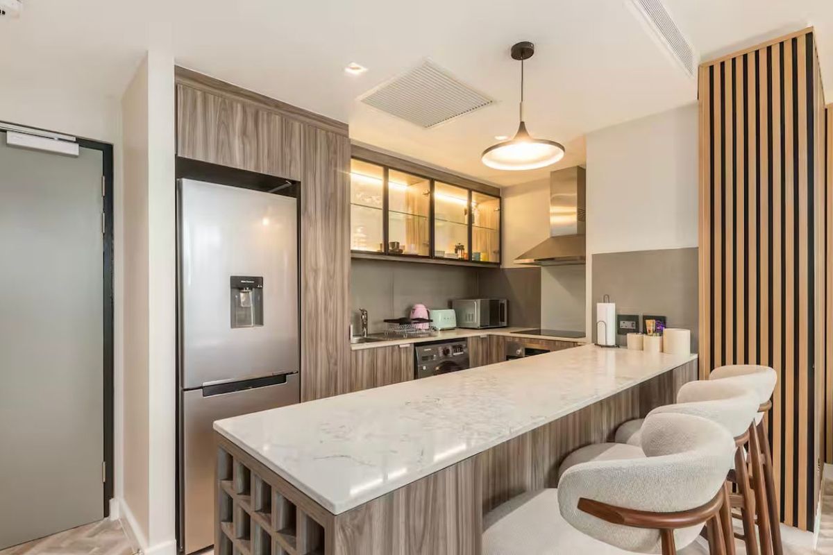 Short Term Lease — Stylishly Fully Furnished 1-Bedroom - Photo 2