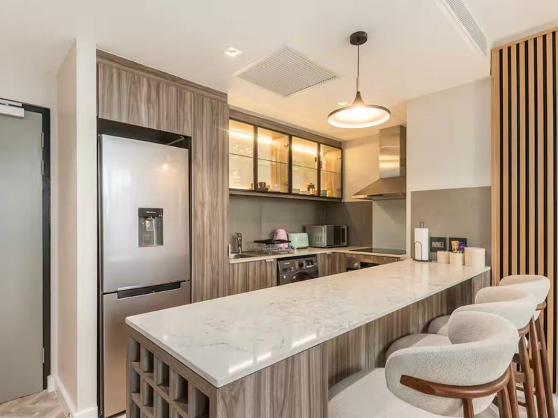 Short Term Lease — Stylishly Fully Furnished 1-Bedroom - Photo 2