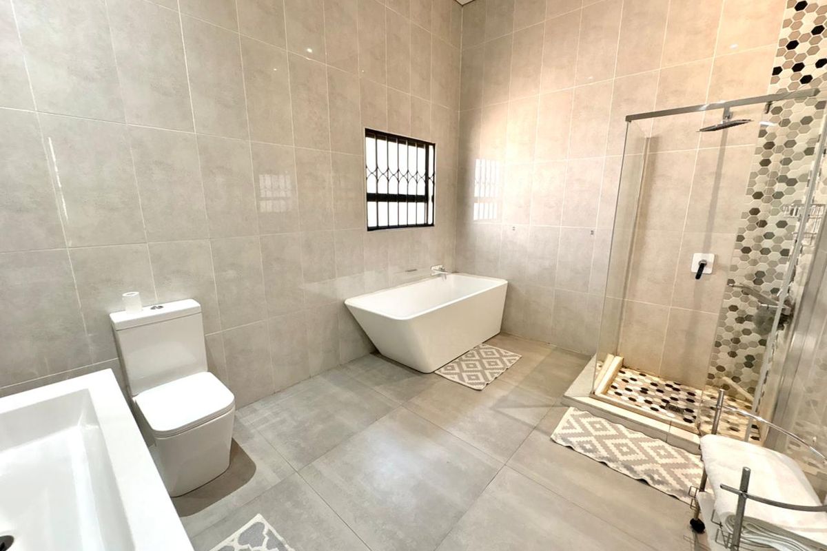 A Family Home to Let in Edenburg Sandton - Photo 4