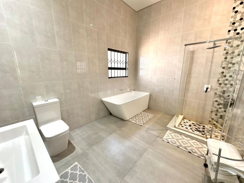 A Family Home to Let in Edenburg Sandton - Photo 4