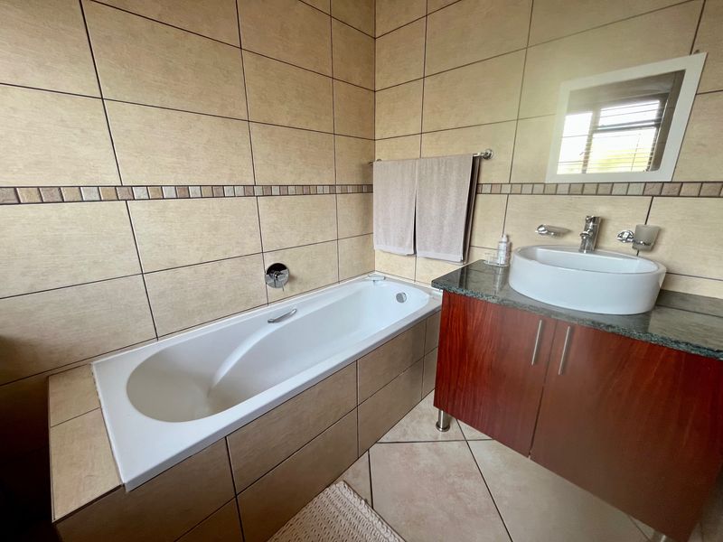 3 Bedroom House to Let in Secure Estate - Photo 10