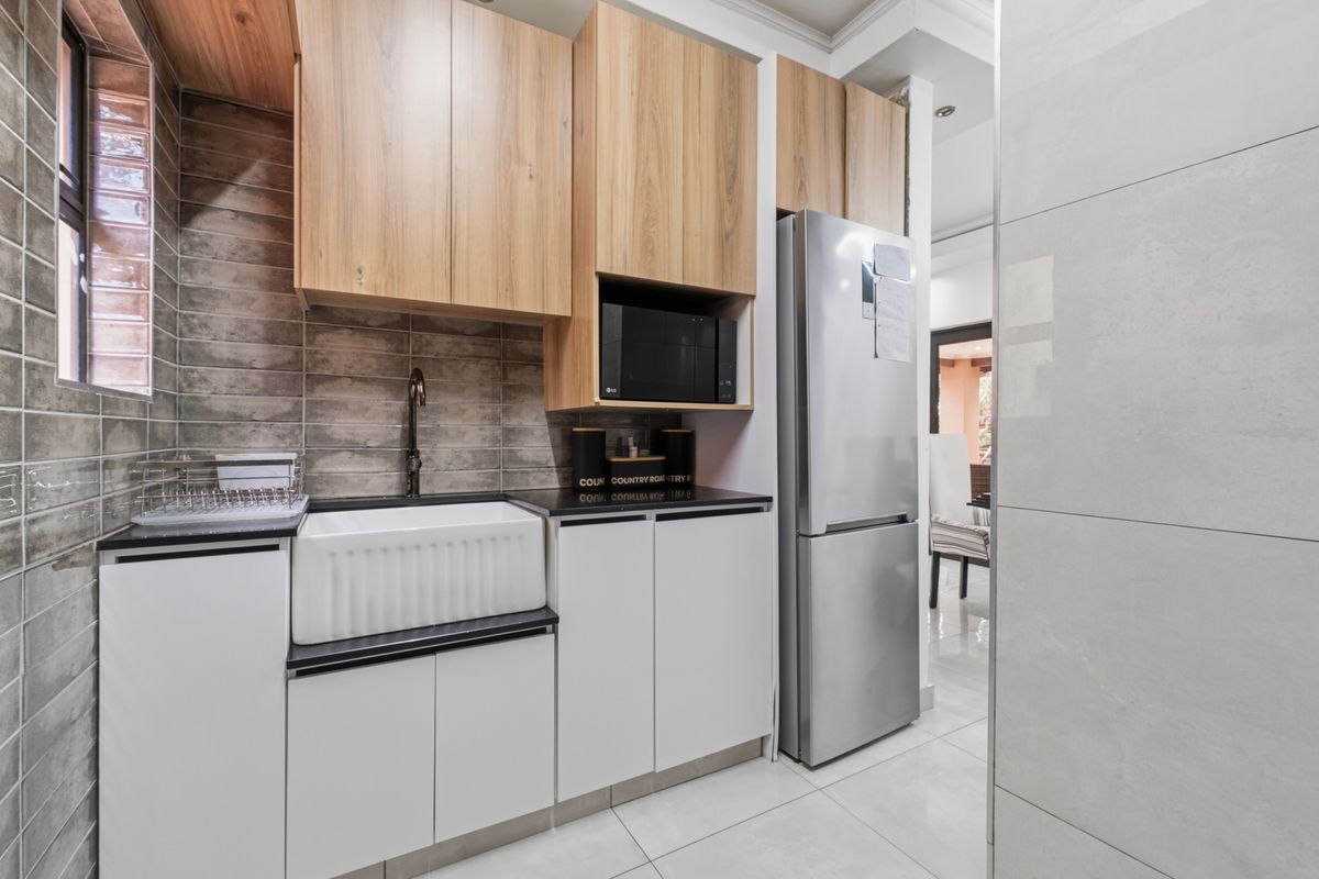 Sole Mandate - Large Family Duplex in sought after estate - Photo 3