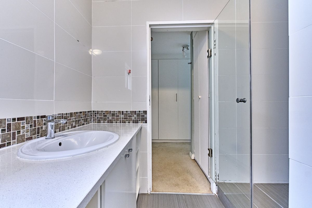 2 Bedroom Ground Floor Apartment to Let - Photo 5