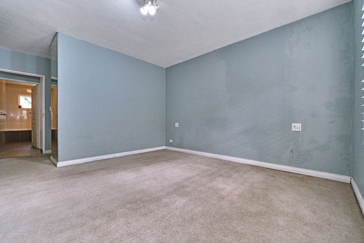2 Bedroom Ground Floor Apartment to Let - Photo 2