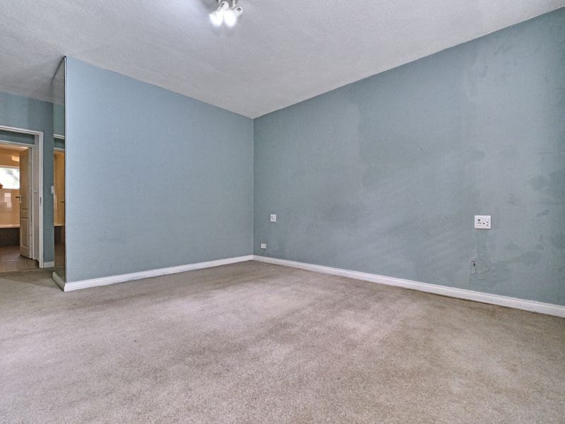 2 Bedroom Ground Floor Apartment to Let - Photo 2