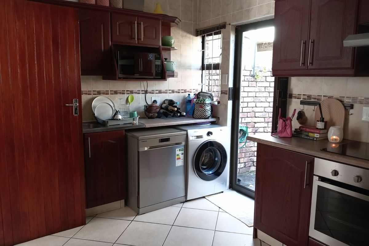 Discover Peaceful Living in This Charming Meerensee Simplex - Photo 3