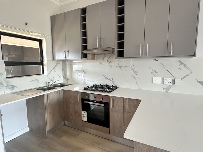 Modern 2 Bedroom Apartment for Sale in Burgundy Estate in Sought After Complex - Photo 10