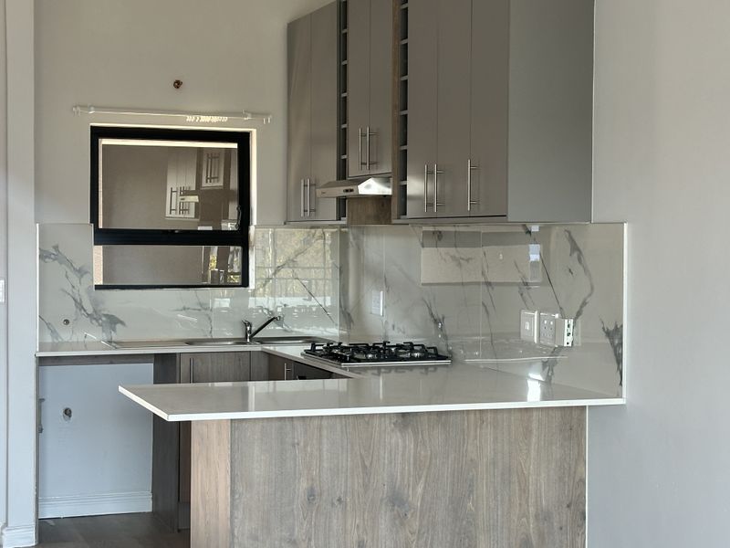 Modern 2 Bedroom Apartment for Sale in Burgundy Estate in Sought After Complex - Photo 9