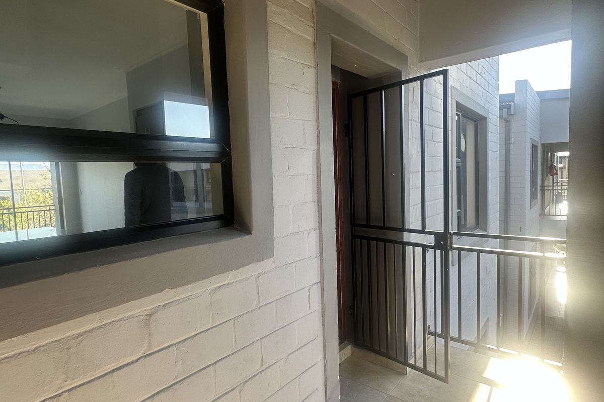 Modern 2 Bedroom Apartment for Sale in Burgundy Estate in Sought After Complex - Photo 4