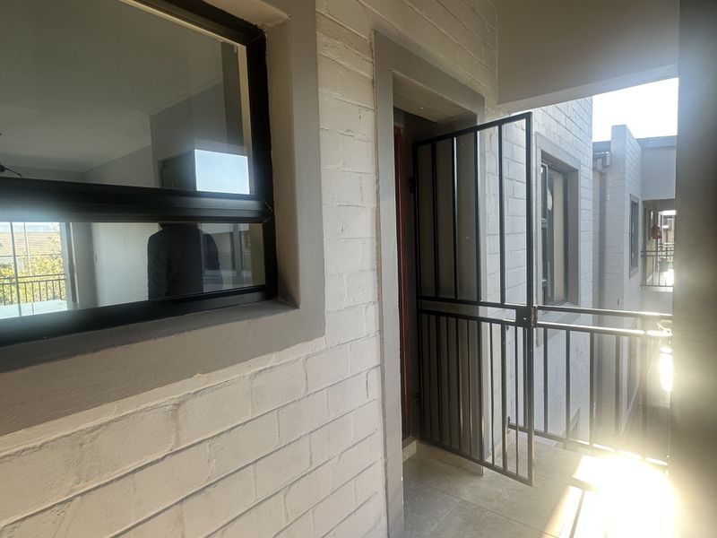 Modern 2 Bedroom Apartment for Sale in Burgundy Estate in Sought After Complex - Photo 4