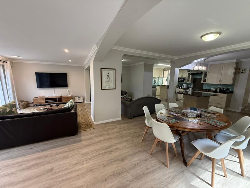 Stunning 4 bedroom townhouse with beach accesss - Photo 2