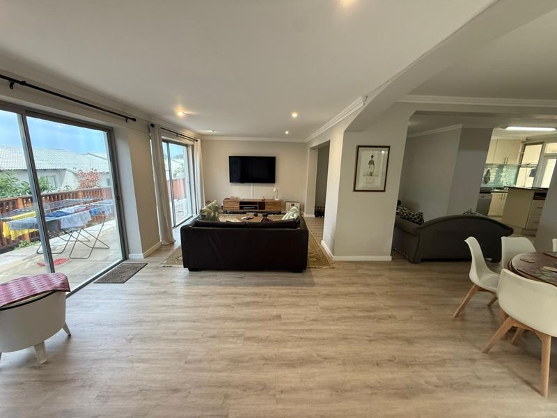 Stunning 4 bedroom townhouse with beach accesss - Photo 4