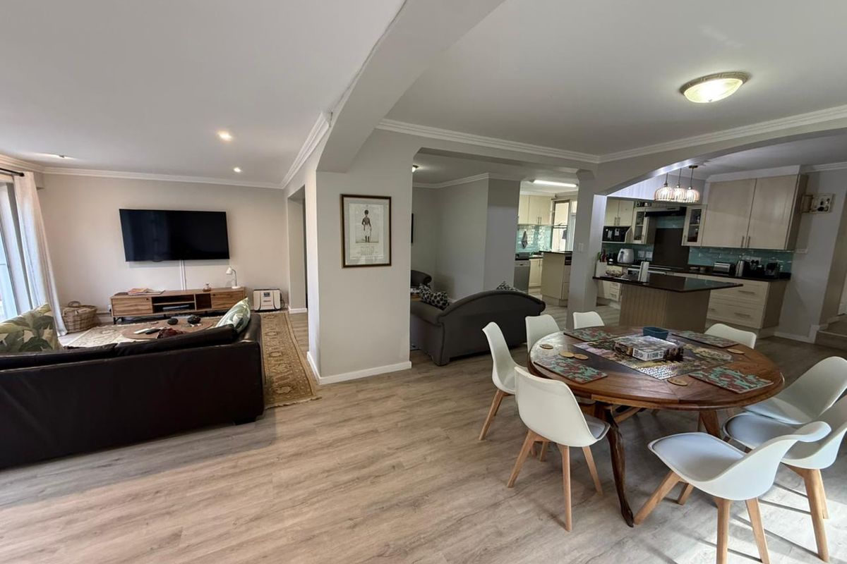 Stunning 4 bedroom townhouse with beach accesss - Photo 2