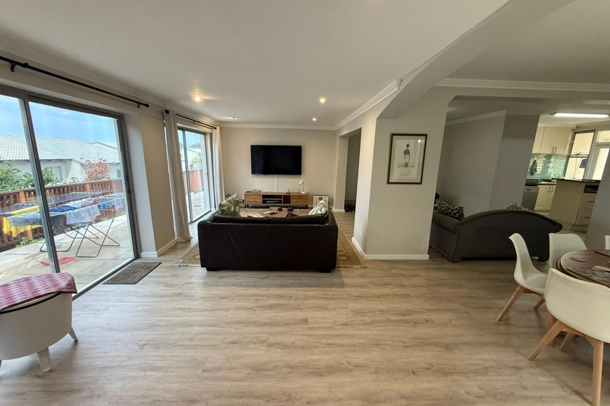 Stunning 4 bedroom townhouse with beach accesss - Photo 4