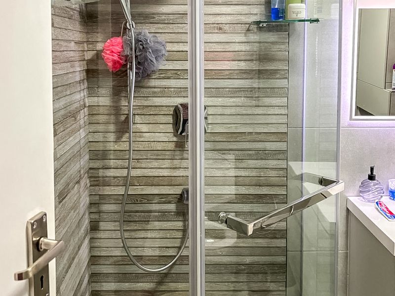 Two Bedroom one bathroom apartment with balcony in the heart of wynberg Upper - Photo 8