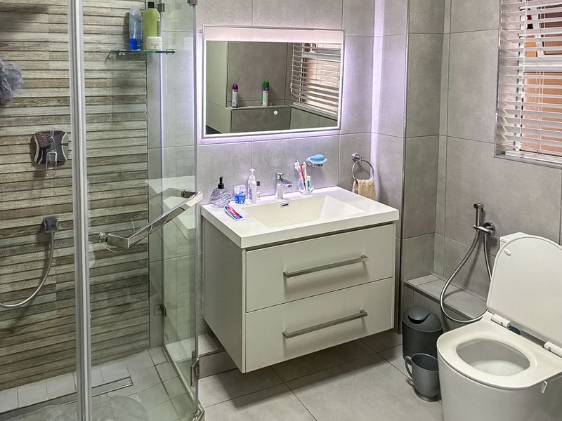 Two Bedroom one bathroom apartment with balcony in the heart of wynberg Upper - Photo 6