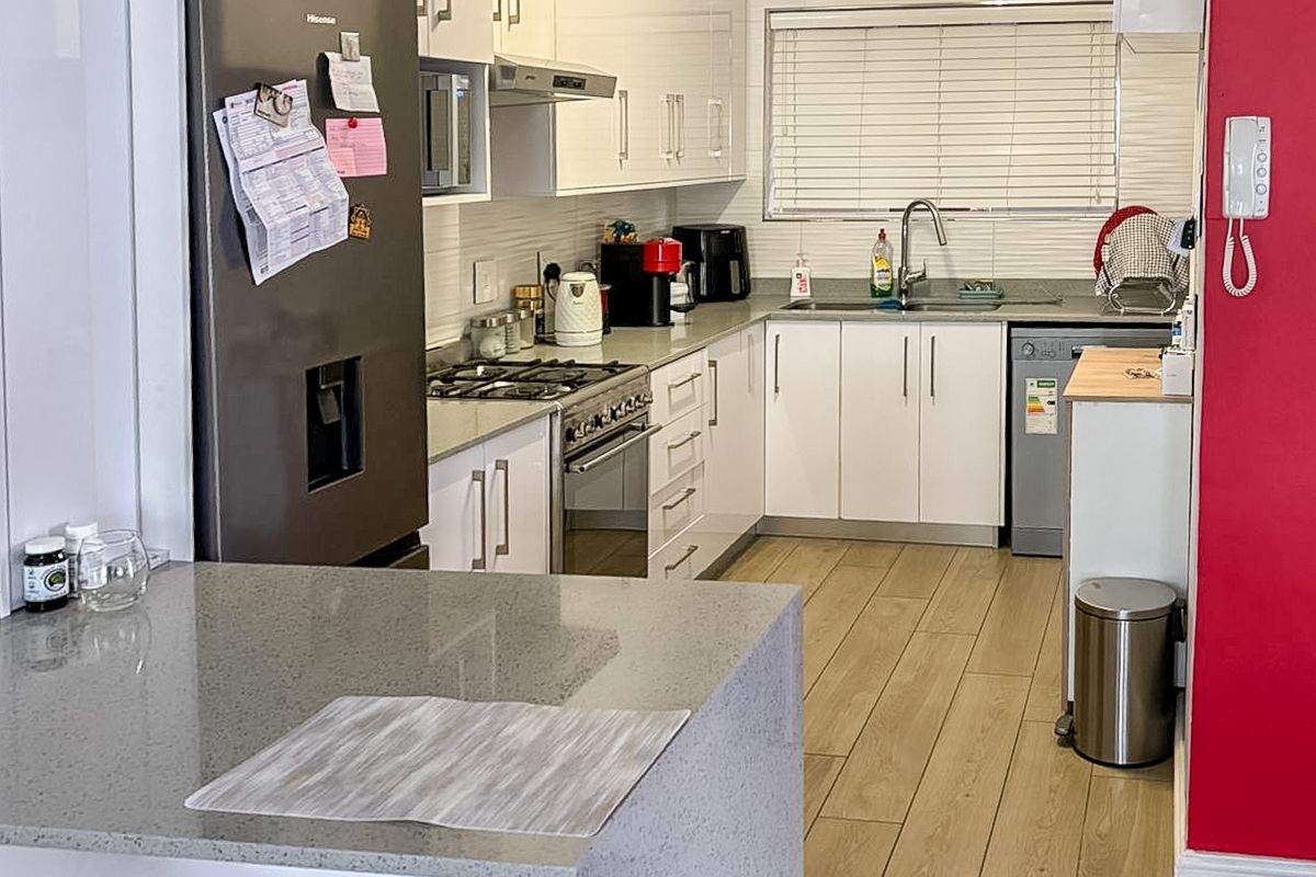 Two Bedroom one bathroom apartment with balcony in the heart of wynberg Upper - Photo 3