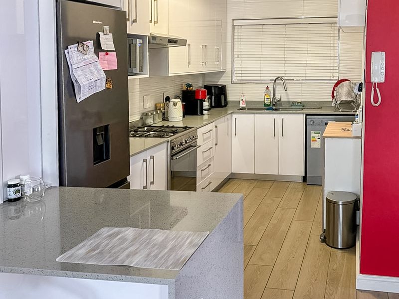 Two Bedroom one bathroom apartment with balcony in the heart of wynberg Upper - Photo 3