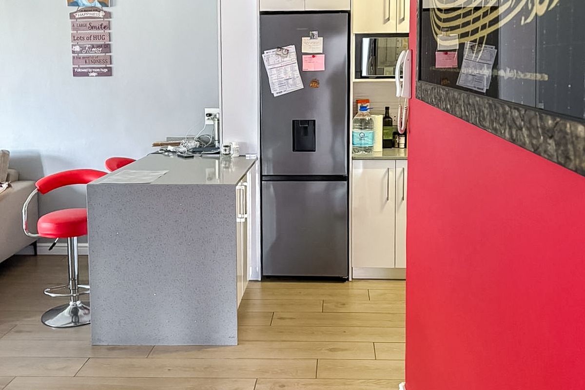 Two Bedroom one bathroom apartment with balcony in the heart of wynberg Upper - Photo 4