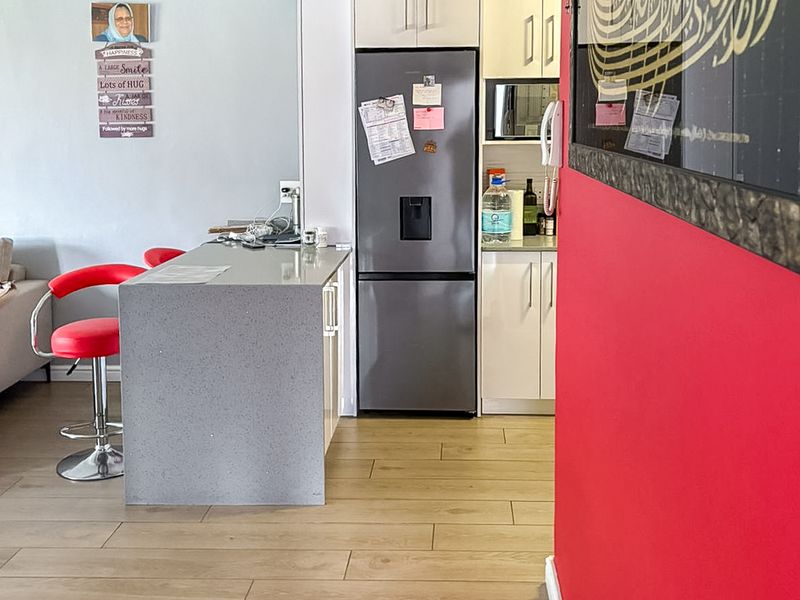 Two Bedroom one bathroom apartment with balcony in the heart of wynberg Upper - Photo 4