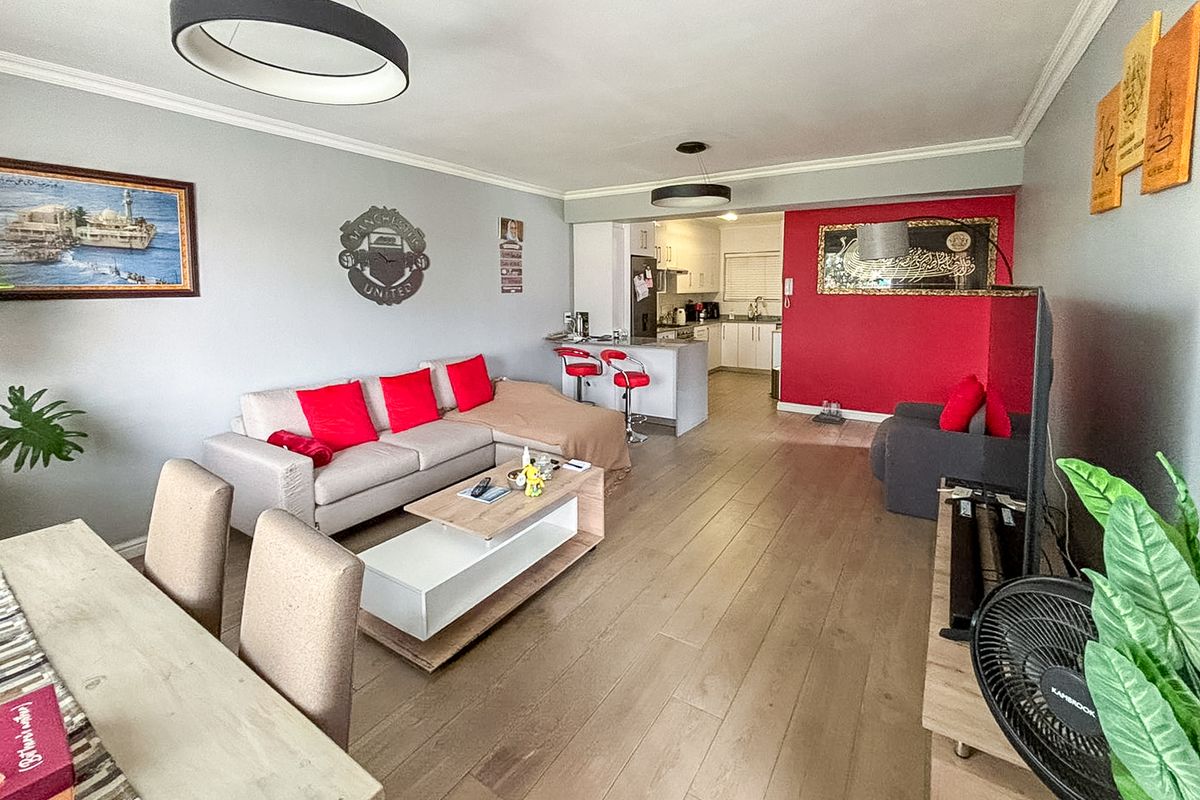 Two Bedroom one bathroom apartment with balcony in the heart of wynberg Upper - Photo 2