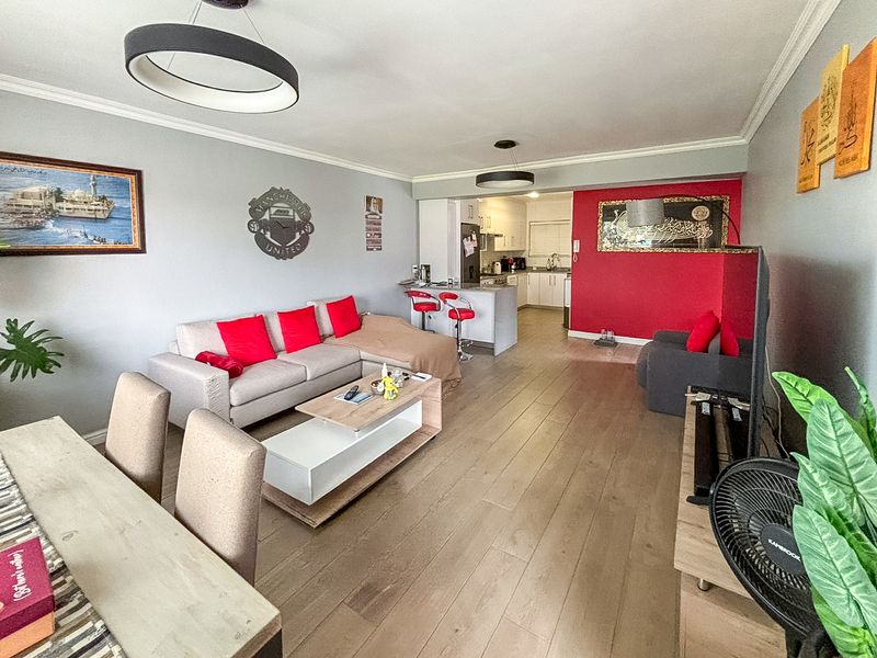 Two Bedroom one bathroom apartment with balcony in the heart of wynberg Upper - Photo 2