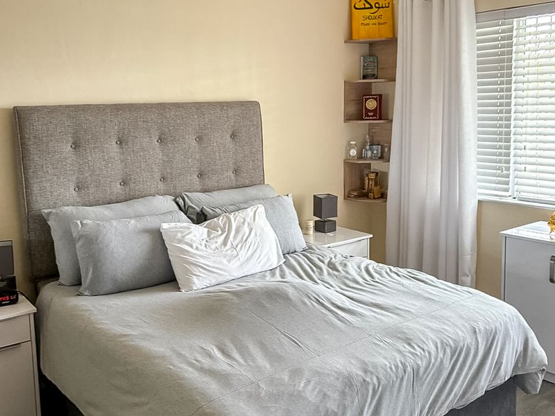 Two Bedroom one bathroom apartment with balcony in the heart of wynberg Upper - Photo 10