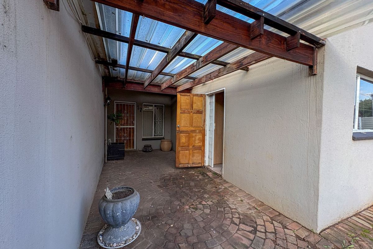 Three bedroom house for sale with a two bedroom flatlet - Photo 5