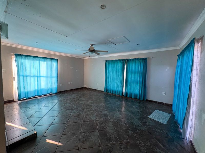 Three bedroom house for sale with a two bedroom flatlet - Photo 10