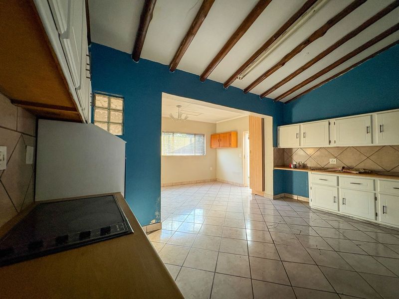 Three bedroom house for sale with a two bedroom flatlet - Photo 8
