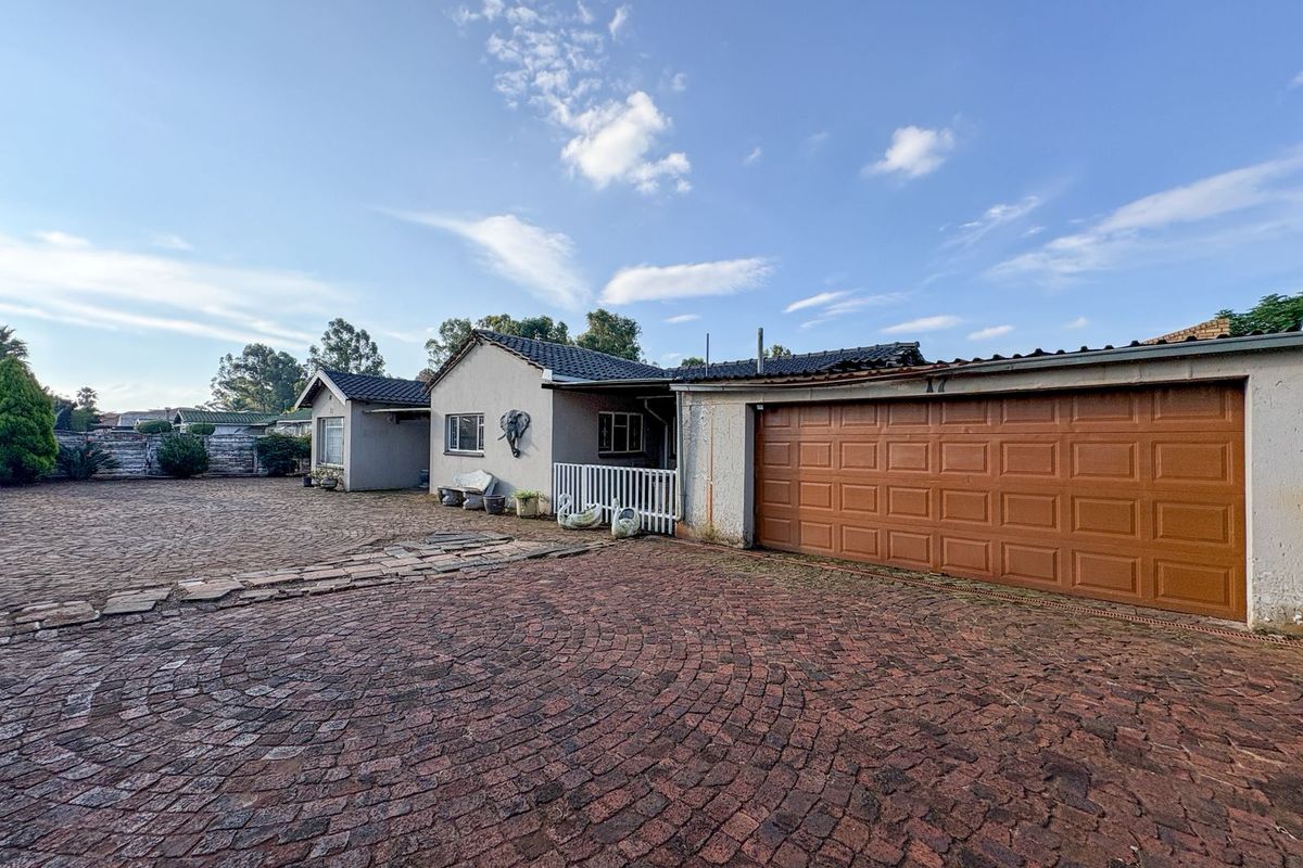 Three bedroom house for sale with a two bedroom flatlet - Photo 2