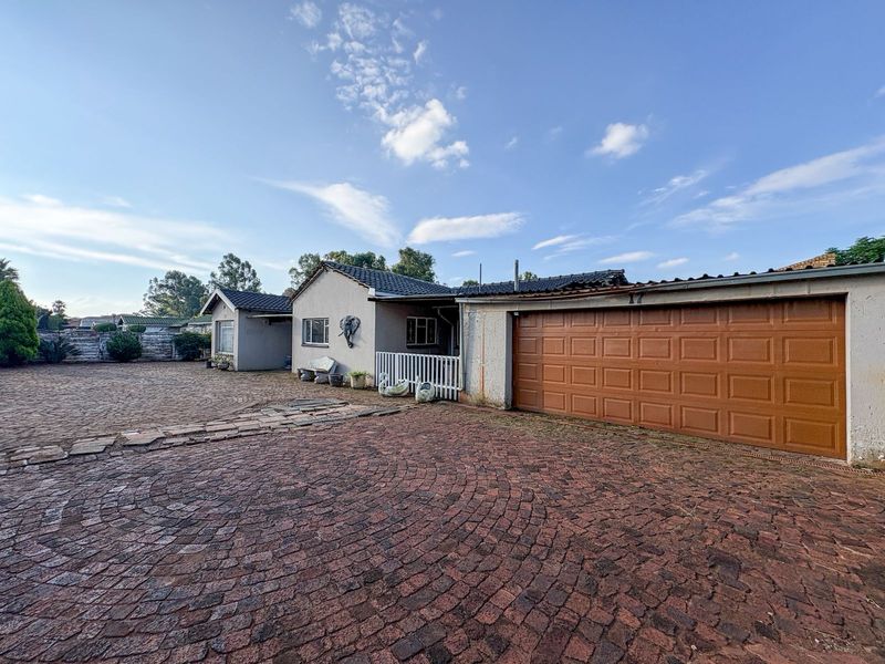 Three bedroom house for sale with a two bedroom flatlet - Photo 2