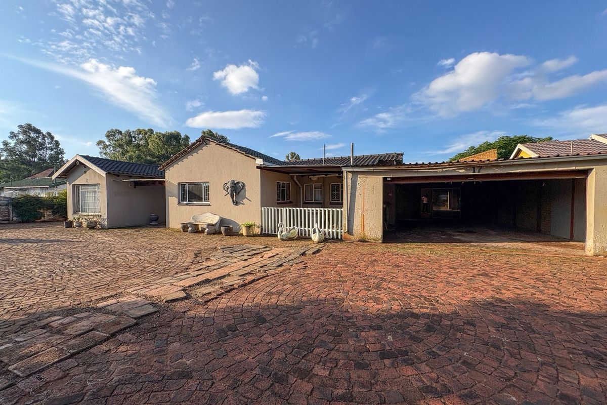 Three bedroom house for sale with a two bedroom flatlet - Photo 3