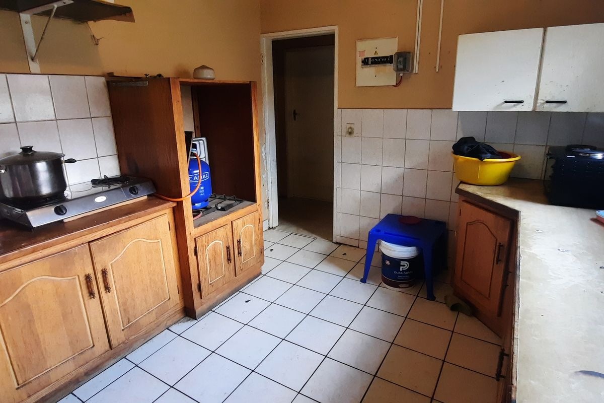 7 Bedroom Family home with  income potential to help cover your bond - Photo 5