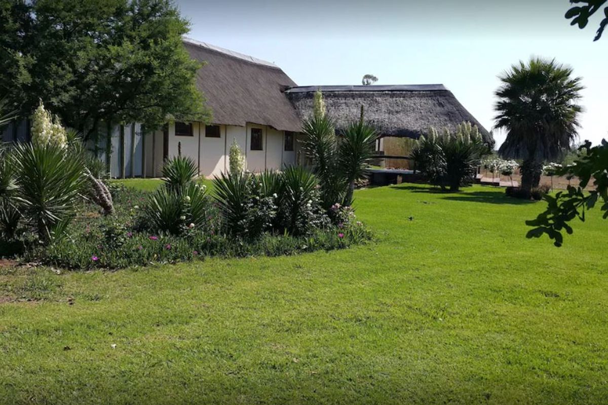 Self catering Lodge and wedding venue - Photo 2