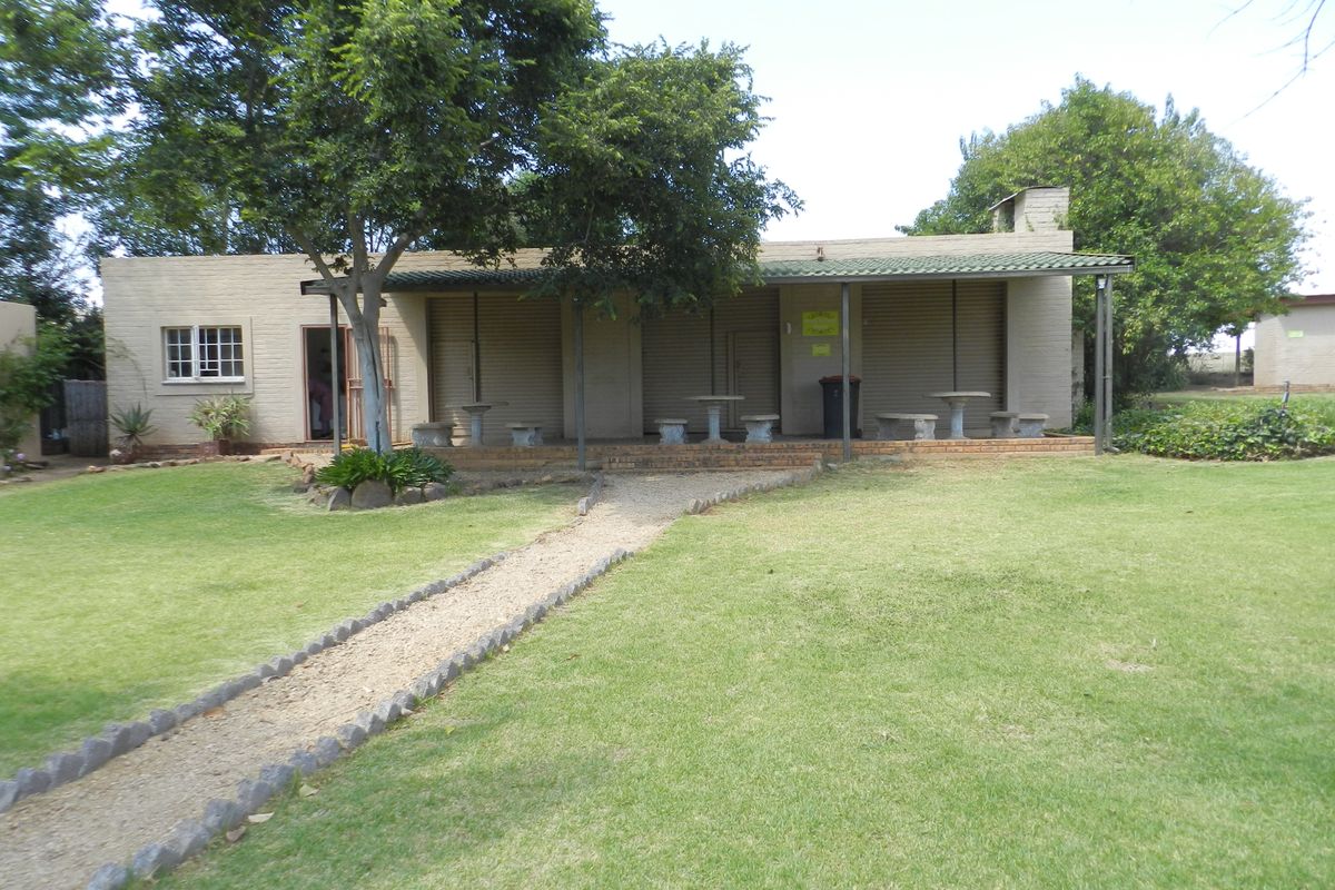 Self catering Lodge and wedding venue - Photo 4