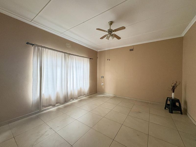 Three bedroom home for sale - Photo 7