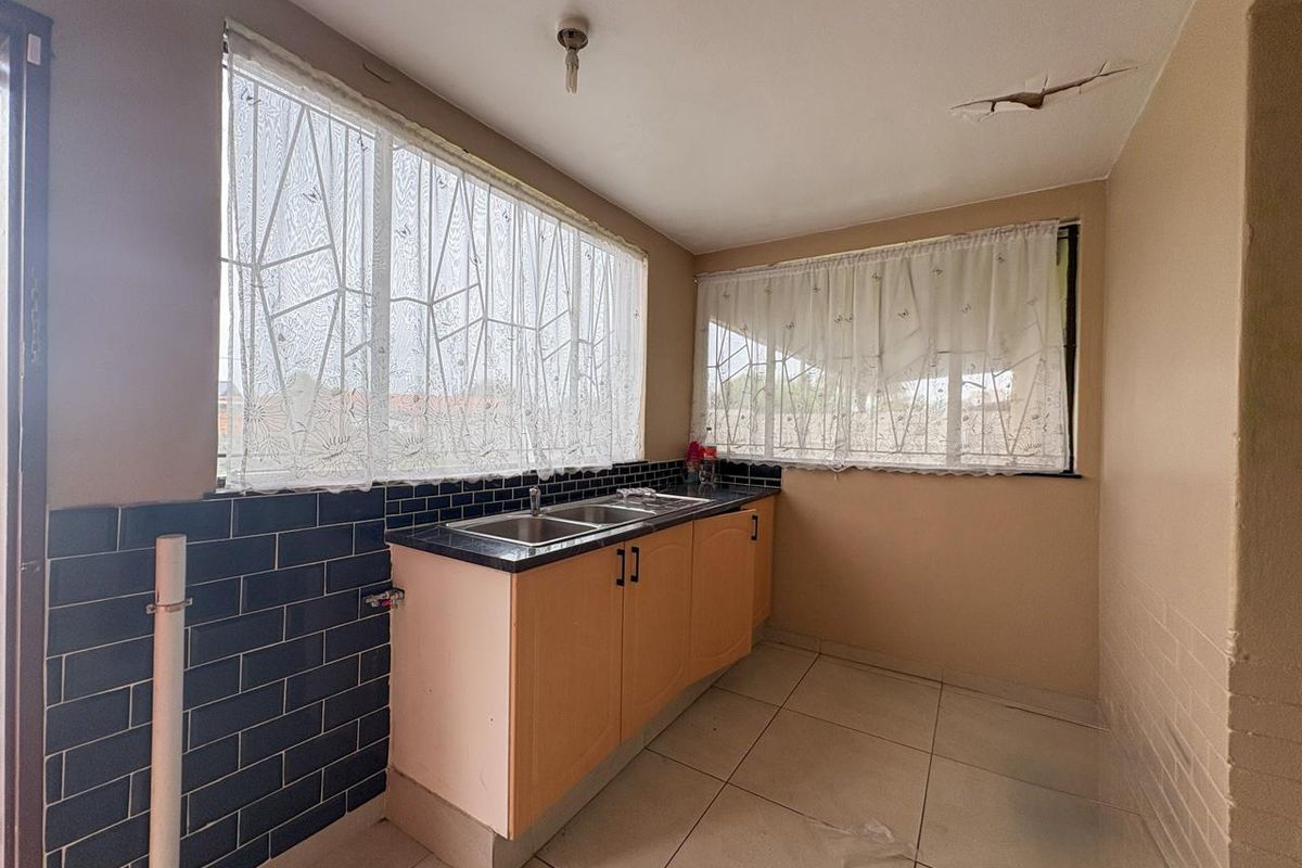 Three bedroom home for sale - Photo 5