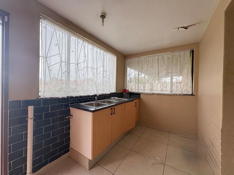 Three bedroom home for sale - Photo 5