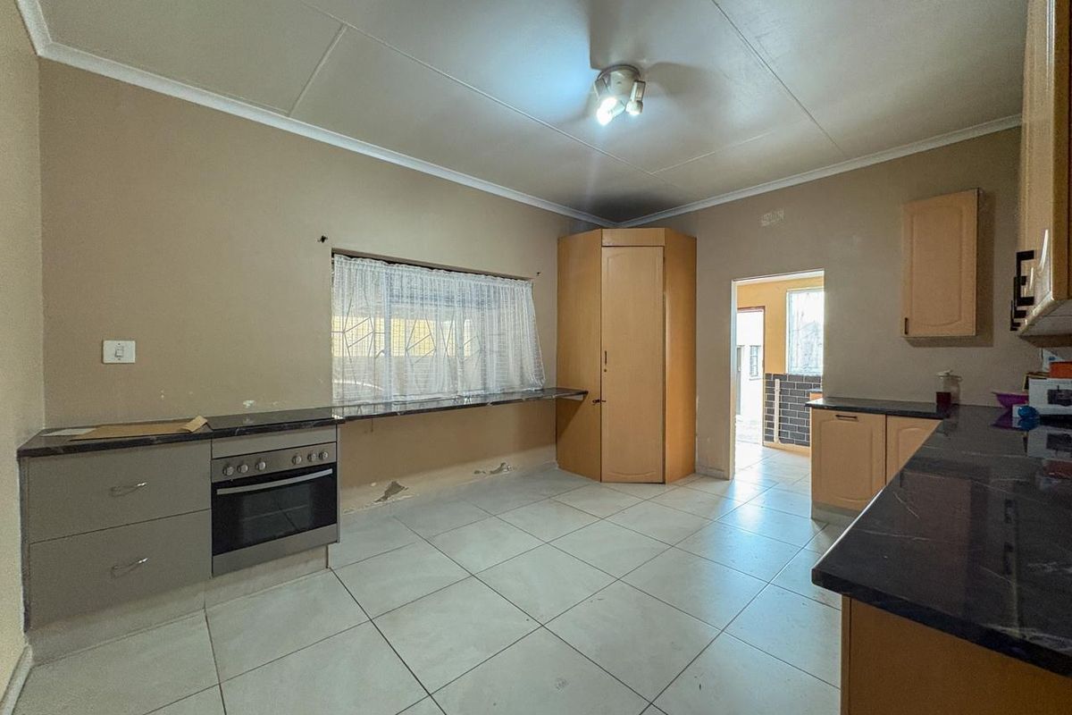 Three bedroom home for sale - Photo 4