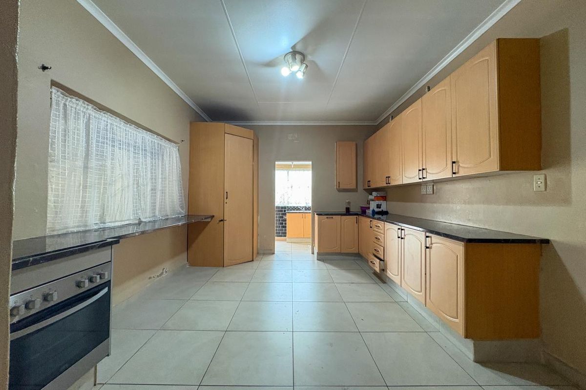 Three bedroom home for sale - Photo 3