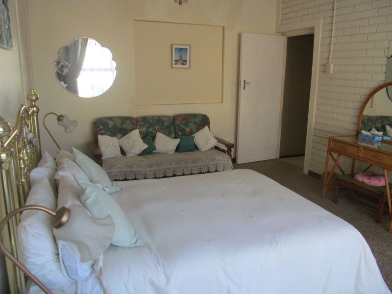 Elegant Family Living with Premium Comfort & Exceptional Entertaining - Photo 10