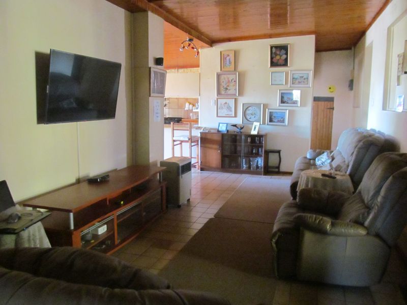 Elegant Family Living with Premium Comfort & Exceptional Entertaining - Photo 9